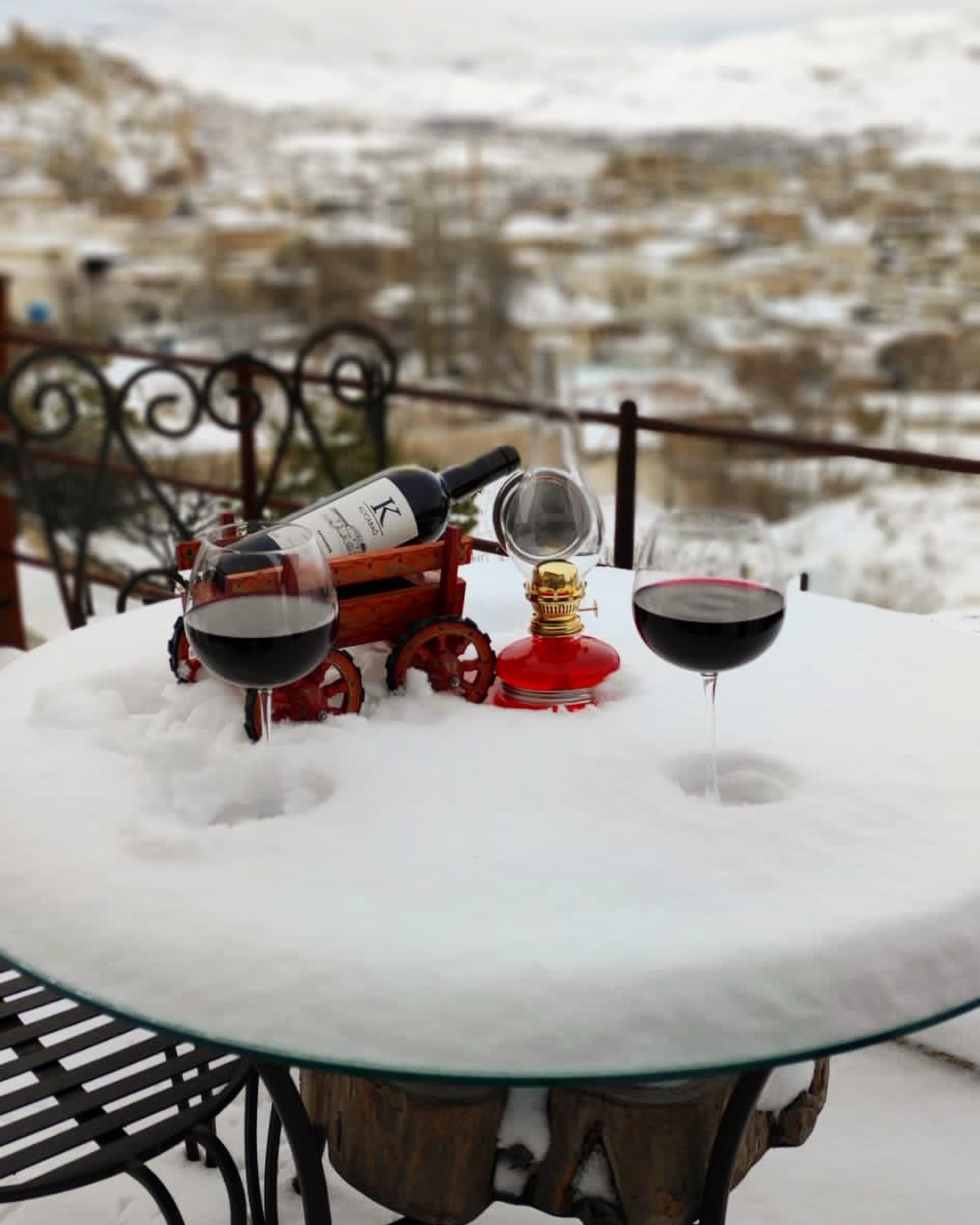 Restoranın taş duvarlı iç mekanı ve sıcak aydınlatması